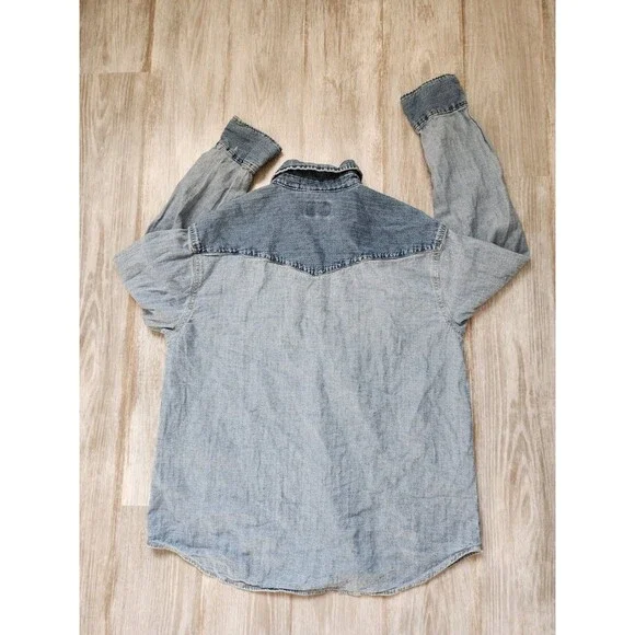 Levi’s Western Pearl Snap Denim Shirt Light Wash Button Down Women’s Small EUC - Picture 8 of 8